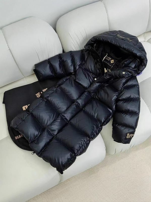 Bērnu pūka jaka ar kapuci, vidēja garuma, 50–55% pūka saturs, ārējais un iekšējais poliestera audums