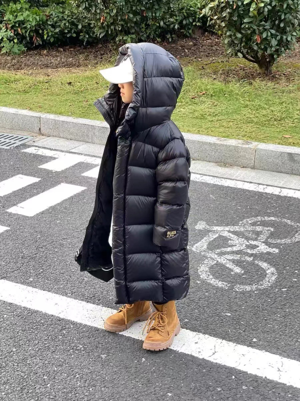 Bērnu pūka jaka ar kapuci, vidēja garuma, 50–55% pūka saturs, ārējais un iekšējais poliestera audums