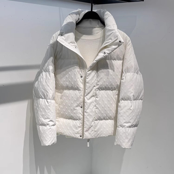 Jachetă de iarnă pentru bărbați, din puf de gâscă alb, scurtă, cu guler înalt; imprimeu cu litere; umplutură: puf de gâscă alb; croială: mulată; material: poliester; lungime: medie; stil: basic, coreean