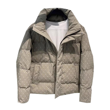 Jachetă de iarnă pentru bărbați, din puf de gâscă alb, scurtă, cu guler înalt; imprimeu cu litere; umplutură: puf de gâscă alb; croială: mulată; material: poliester; lungime: medie; stil: basic, coreean