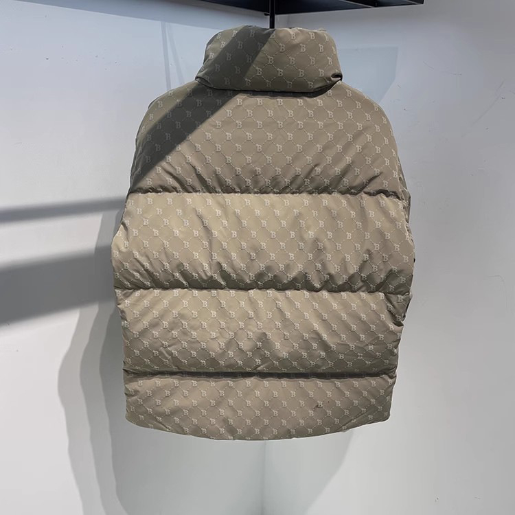 Jachetă de iarnă pentru bărbați, din puf de gâscă alb, scurtă, cu guler înalt; imprimeu cu litere; umplutură: puf de gâscă alb; croială: mulată; material: poliester; lungime: medie; stil: basic, coreean