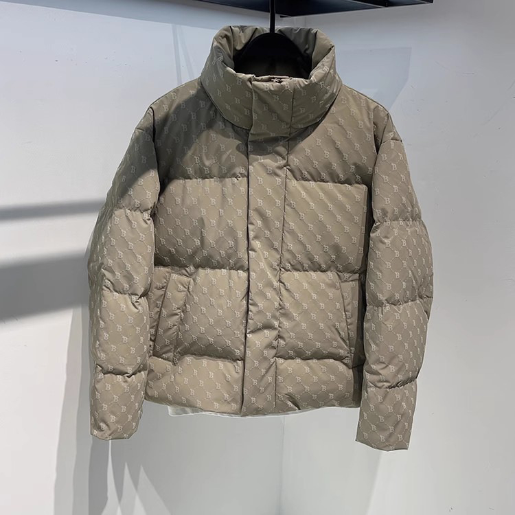 Jachetă de iarnă pentru bărbați, din puf de gâscă alb, scurtă, cu guler înalt; imprimeu cu litere; umplutură: puf de gâscă alb; croială: mulată; material: poliester; lungime: medie; stil: basic, coreean