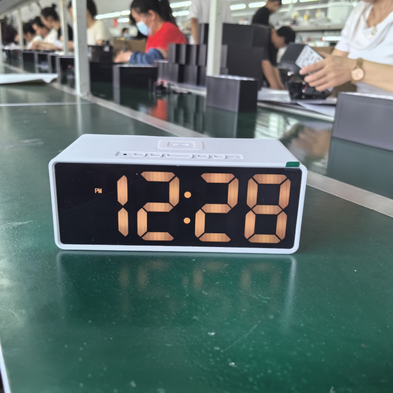 Budilica s bežičnim punjenjem za telefon, LED digitalni prikaz, kalendar s mjesečnim prikazom i termometrom, napajanje baterijom
