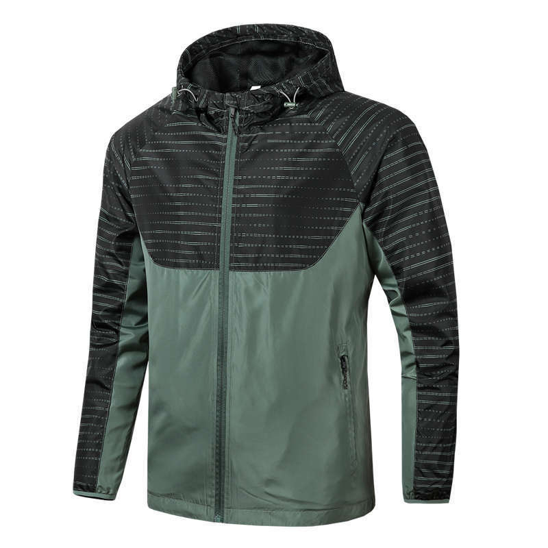 Muška sportska windbreaker jakna s kapuljom, zatvarač, stoji za krag, široki kroj, najlonska mješavina materijal, poliester podstava, print detalji
