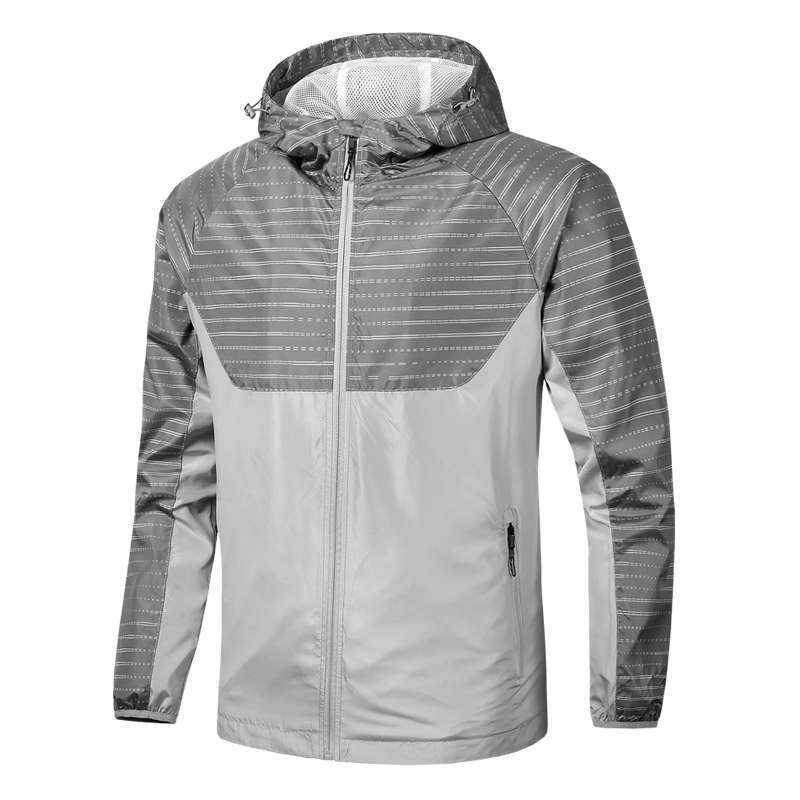Muška sportska windbreaker jakna s kapuljom, zatvarač, stoji za krag, široki kroj, najlonska mješavina materijal, poliester podstava, print detalji