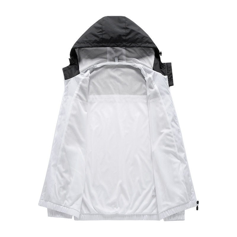 Muška sportska windbreaker jakna s kapuljom, zatvarač, stoji za krag, široki kroj, najlonska mješavina materijal, poliester podstava, print detalji