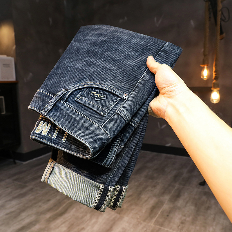 Traperice – uspravan kroj, srednji pojas, zatvaranje na zip, denim tkanina (Zimska kolekcija 2025)