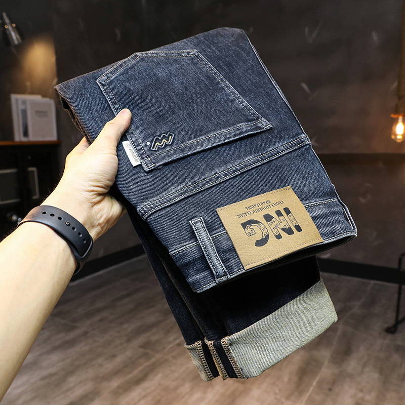 Traperice – uspravan kroj, srednji pojas, zatvaranje na zip, denim tkanina (Zimska kolekcija 2025)