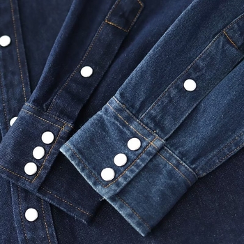Cămașă - croială lejeră, stil cardigan, guler tip lapel, mâneci lungi; țesătură acetat; poliester 51–70%.
