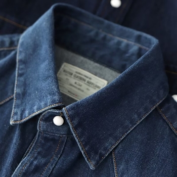 Cămașă - croială lejeră, stil cardigan, guler tip lapel, mâneci lungi; țesătură acetat; poliester 51–70%.