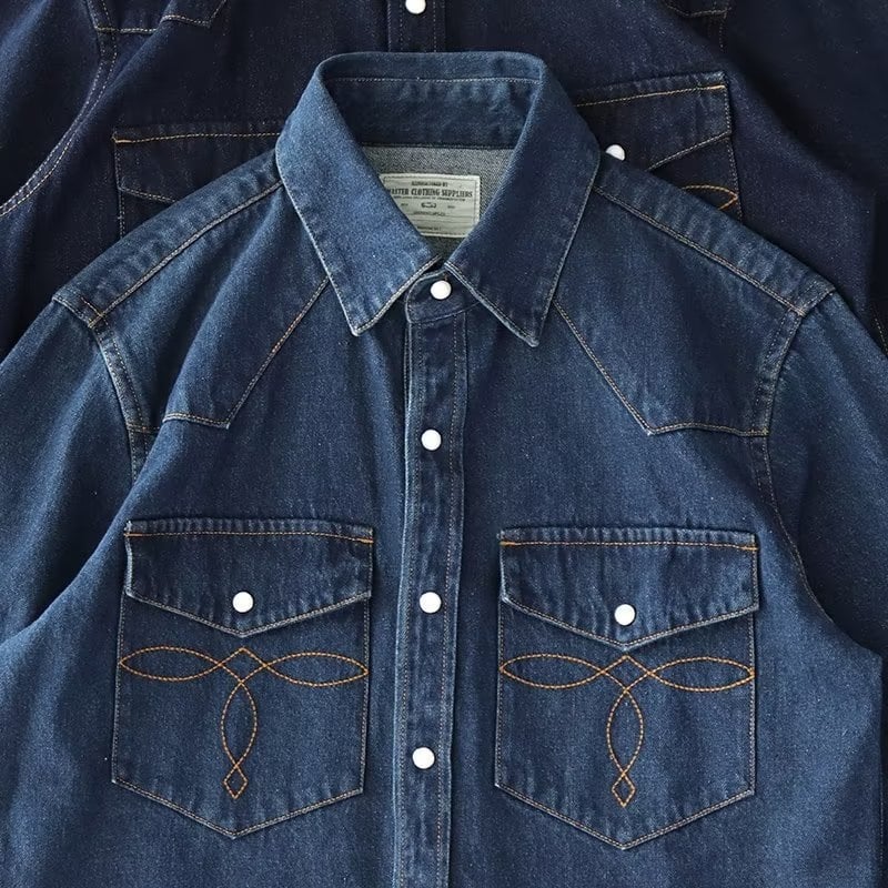 Cămașă - croială lejeră, stil cardigan, guler tip lapel, mâneci lungi; țesătură acetat; poliester 51–70%.