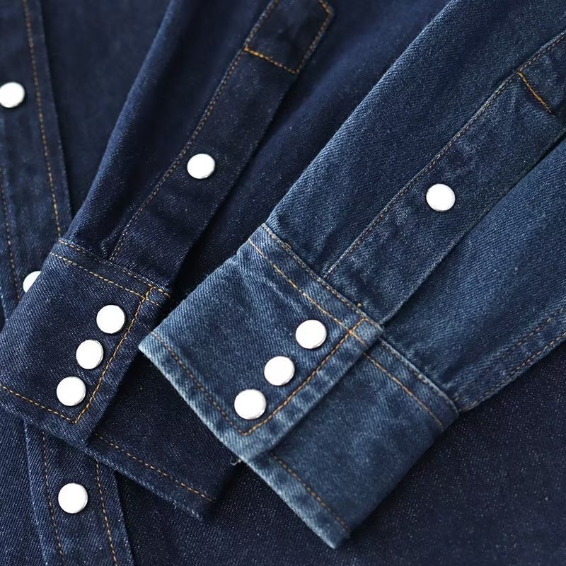 Cămașă - croială lejeră, stil cardigan, guler tip lapel, mâneci lungi; țesătură acetat; poliester 51–70%.