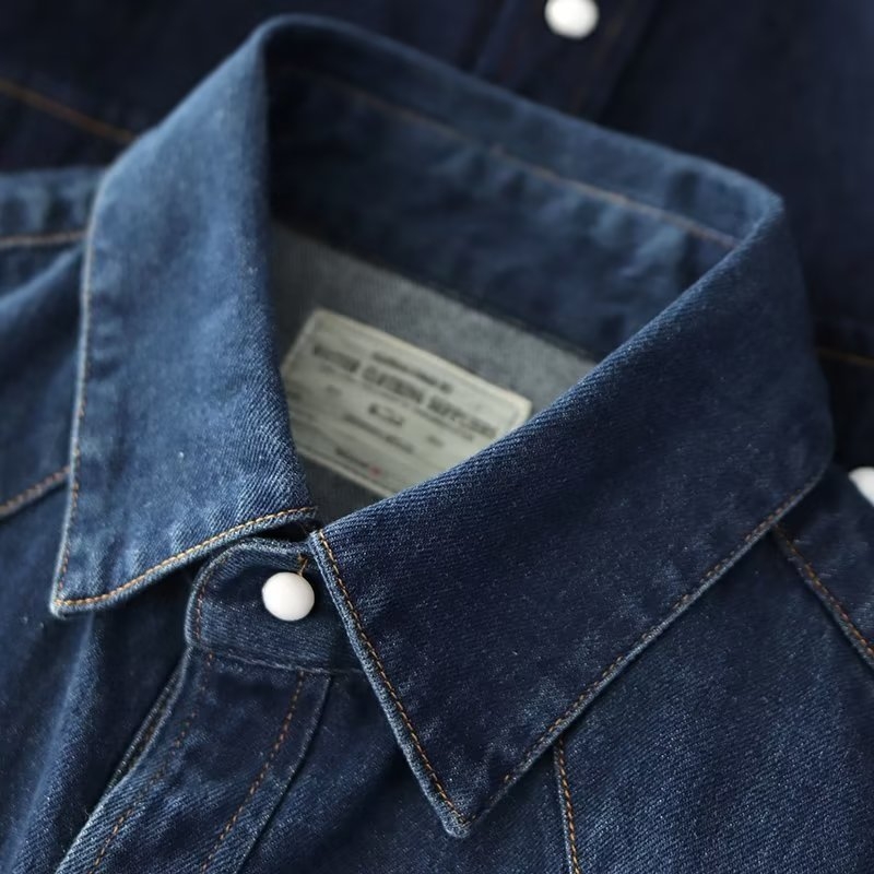 Cămașă - croială lejeră, stil cardigan, guler tip lapel, mâneci lungi; țesătură acetat; poliester 51–70%.