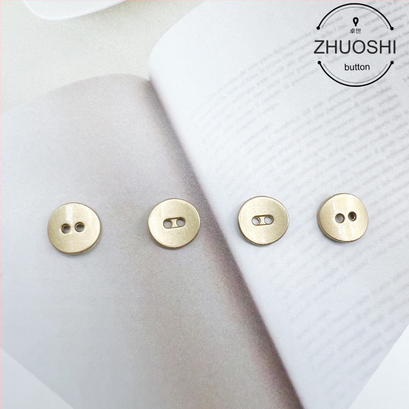 Metaliniai marškinėlių mygtukai, rankomis siūti, apvalūs, dviejų skylių, unisex