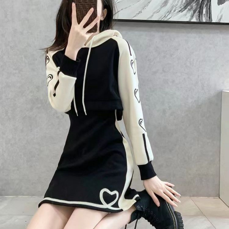 Haljina u Chanel stilu za sitne osobe, s kapuljačom i patchwork detaljima, proljeće-jesen, casual stil