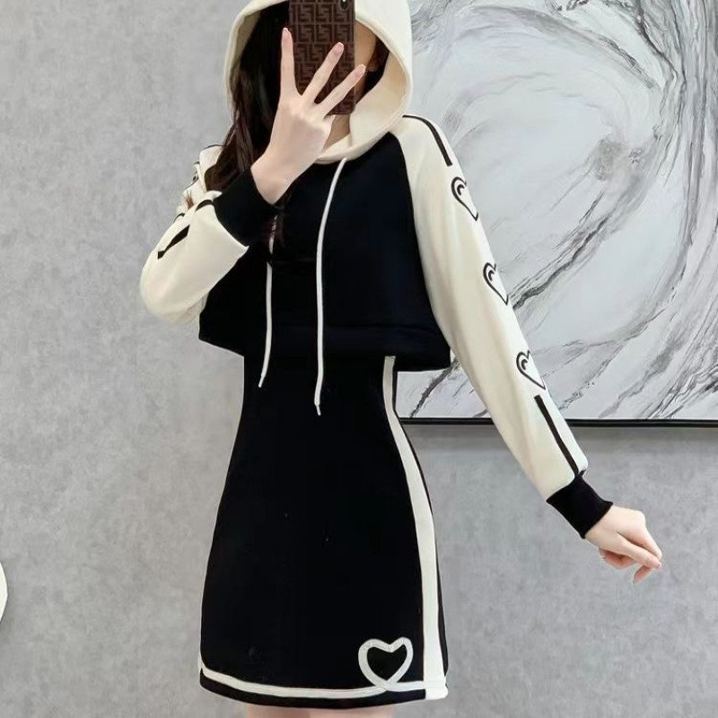 Haljina u Chanel stilu za sitne osobe, s kapuljačom i patchwork detaljima, proljeće-jesen, casual stil
