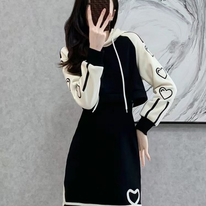 Haljina u Chanel stilu za sitne osobe, s kapuljačom i patchwork detaljima, proljeće-jesen, casual stil