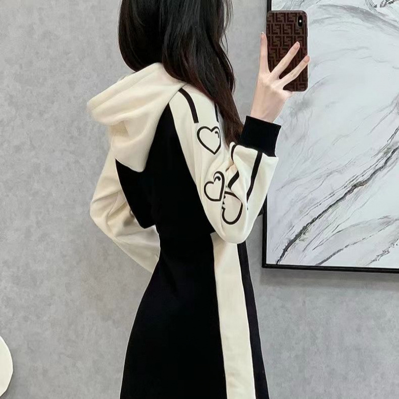 Haljina u Chanel stilu za sitne osobe, s kapuljačom i patchwork detaljima, proljeće-jesen, casual stil
