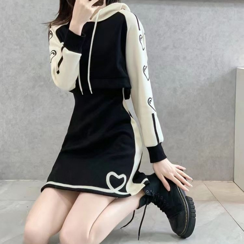 Haljina u Chanel stilu za sitne osobe, s kapuljačom i patchwork detaljima, proljeće-jesen, casual stil