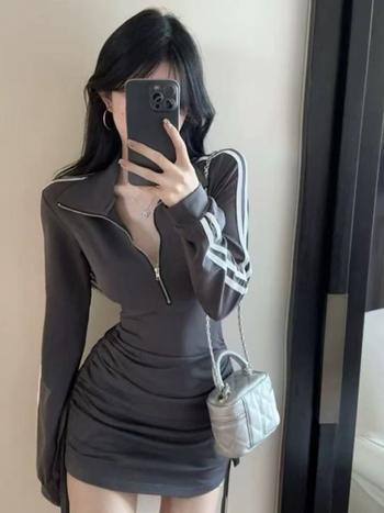 Rochie cu guler polo, mâneci lungi, croială în A, lungime medie, model 3D