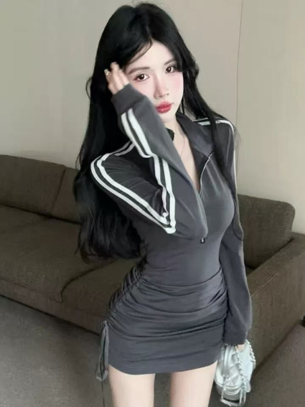 Rochie cu guler polo, mâneci lungi, croială în A, lungime medie, model 3D