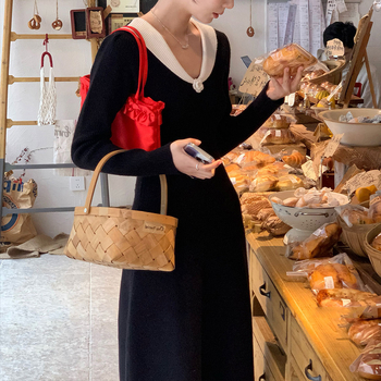 Haljina od pletene tkanine, pulover stil i francuski štih, srednja duljina, V-izrez.