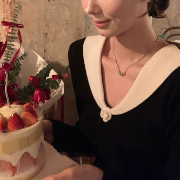 Haljina od pletene tkanine, pulover stil i francuski štih, srednja duljina, V-izrez.