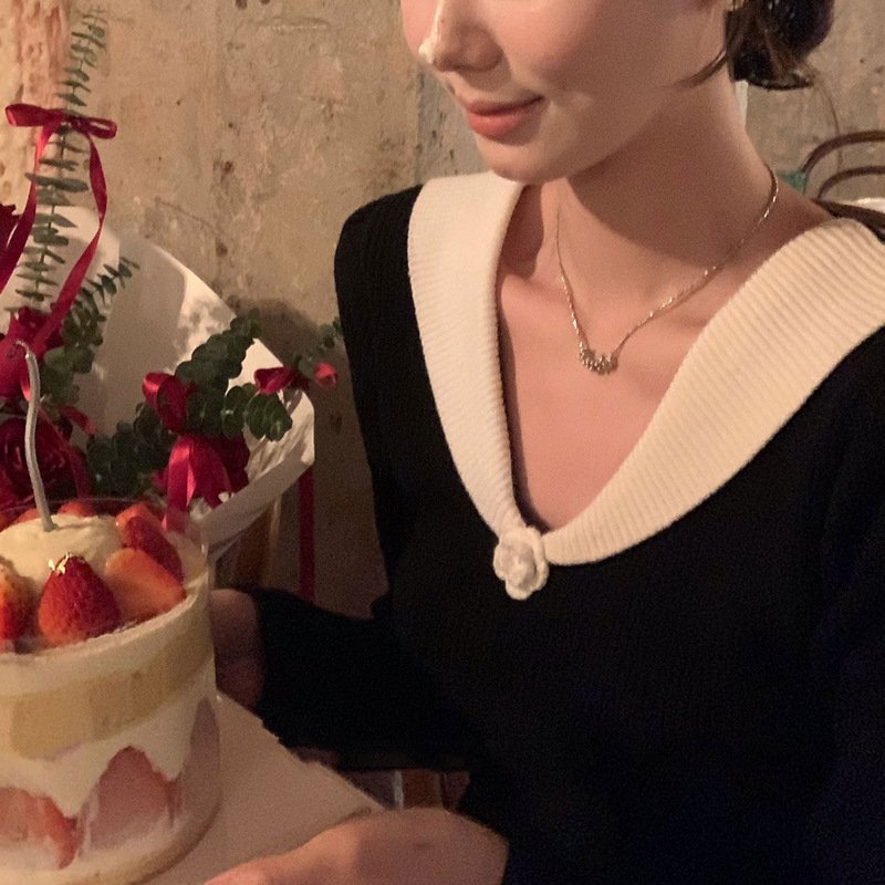Haljina od pletene tkanine, pulover stil i francuski štih, srednja duljina, V-izrez.