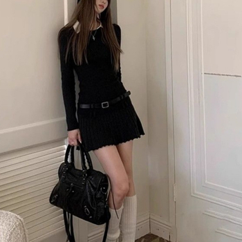 Rochie tricotată cu design de două piese false, glugă, guler polo, mâneci lungi, croială în A cu plisare