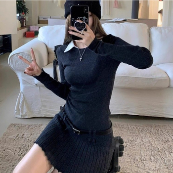 Rochie tricotată cu design de două piese false, glugă, guler polo, mâneci lungi, croială în A cu plisare