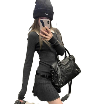 Rochie tricotată cu design de două piese false, glugă, guler polo, mâneci lungi, croială în A cu plisare