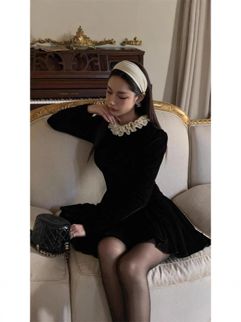 Rochie catifea, croială A, decolteu rotund, talie înaltă, fustă scurtă