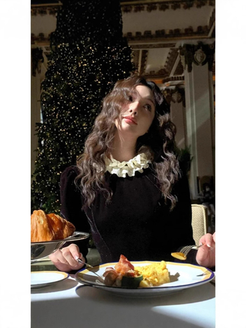 Rochie catifea, croială A, decolteu rotund, talie înaltă, fustă scurtă