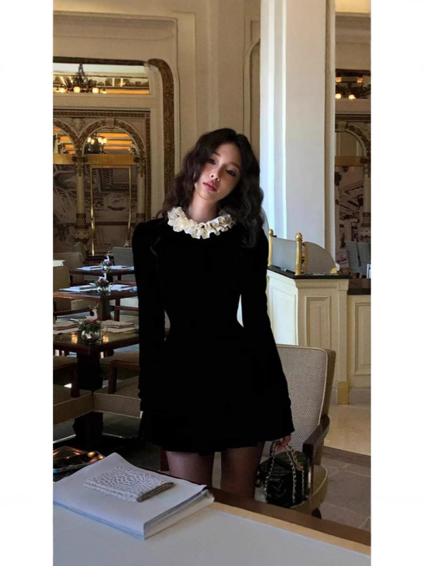 Rochie catifea, croială A, decolteu rotund, talie înaltă, fustă scurtă