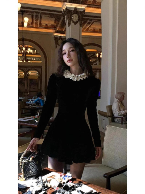 Rochie catifea, croială A, decolteu rotund, talie înaltă, fustă scurtă