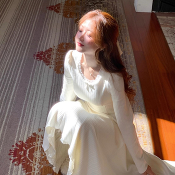 Rochie cu mâneci lungi, guler rotund, talie elastică, țesătură plasă, lungime medie-lungă