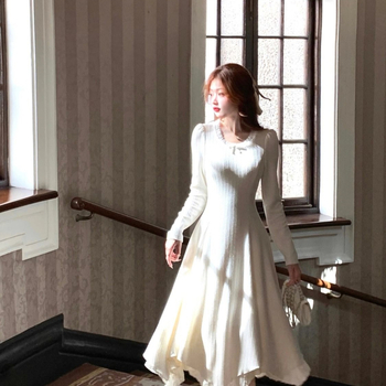 Rochie cu mâneci lungi, guler rotund, talie elastică, țesătură plasă, lungime medie-lungă