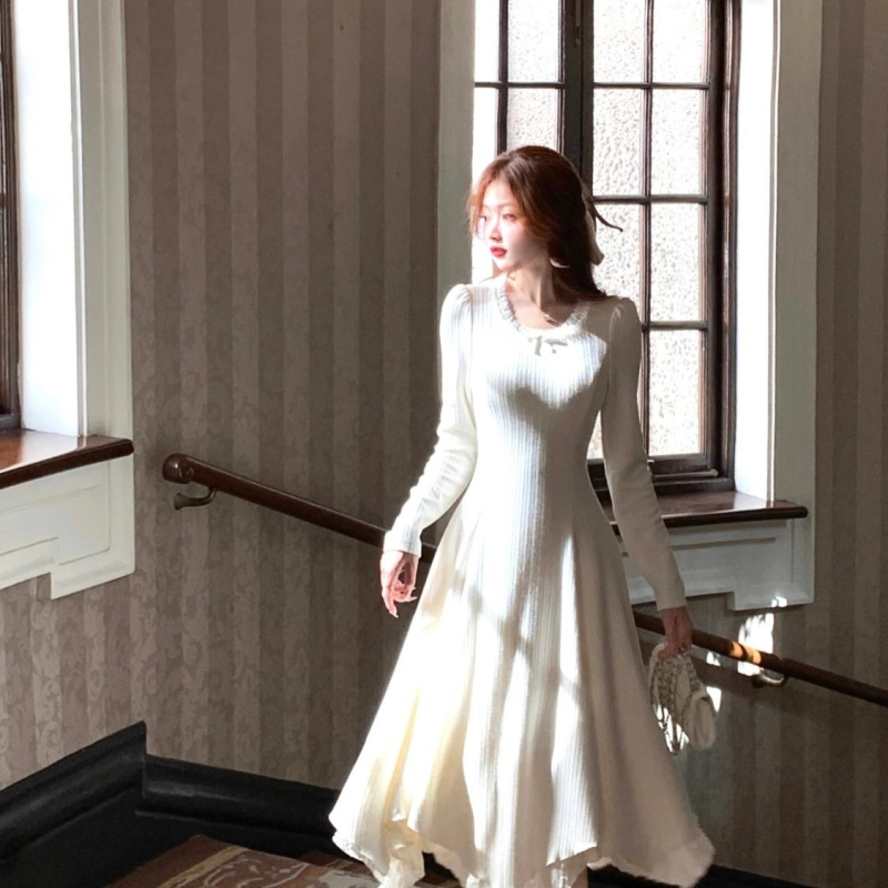 Rochie cu mâneci lungi, guler rotund, talie elastică, țesătură plasă, lungime medie-lungă