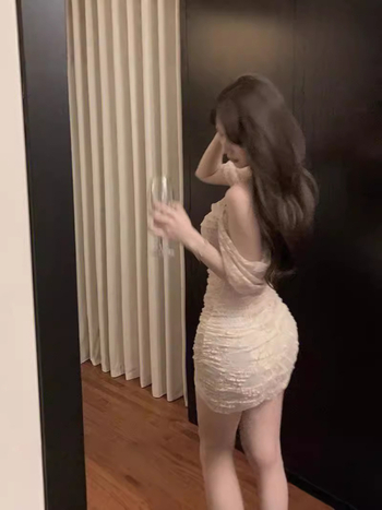 Rochie din poliester, croială mulată, fără mâneci, guler drept, talie medie, lungime scurtă