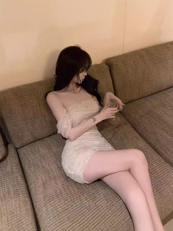 Rochie din poliester, croială mulată, fără mâneci, guler drept, talie medie, lungime scurtă