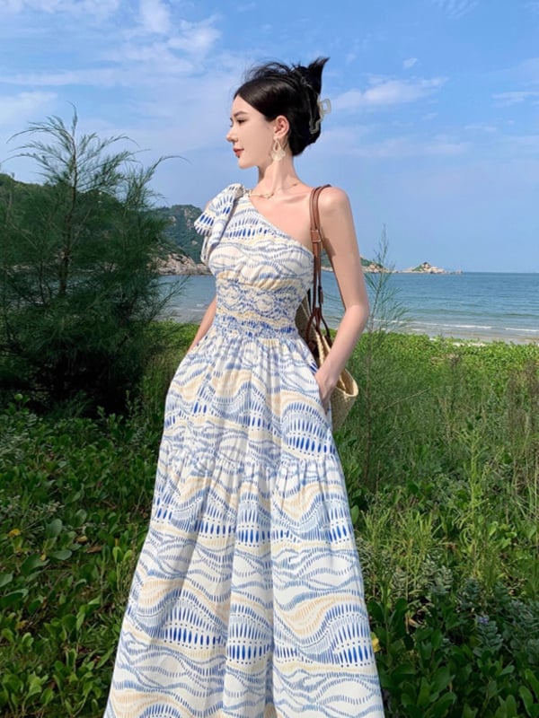 Rochie cu umăr înclinat, talie înaltă, lungă, imprimeu geometric