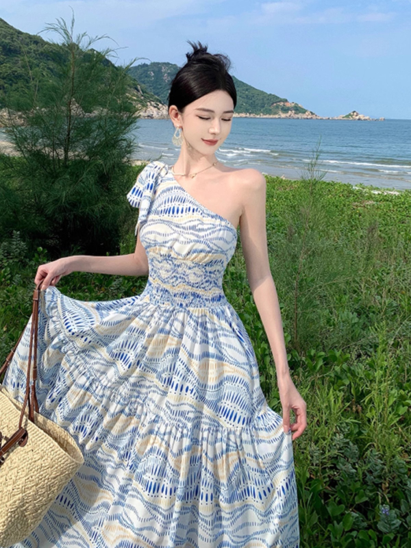 Rochie cu umăr înclinat, talie înaltă, lungă, imprimeu geometric