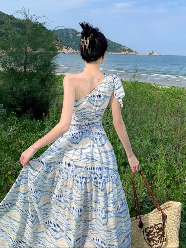 Rochie cu umăr înclinat, talie înaltă, lungă, imprimeu geometric