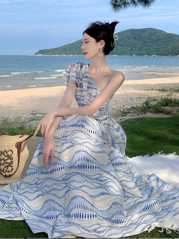 Rochie cu umăr înclinat, talie înaltă, lungă, imprimeu geometric