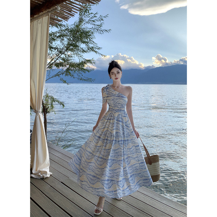 Rochie cu umăr înclinat, talie înaltă, lungă, imprimeu geometric