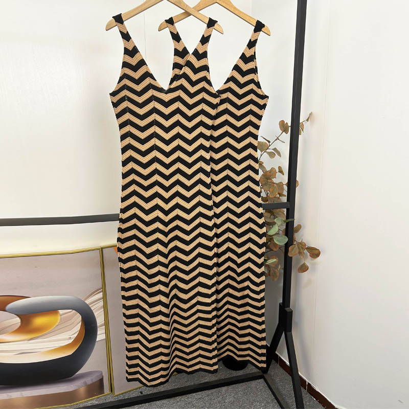 Ριγέ φόρεμα από πολυεστέρα με V-λαιμό, μακριά γραμμή