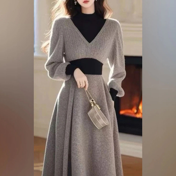 Haljina od poliester materijala s polo ovratnikom, A-linijski kroj, srednja duljina