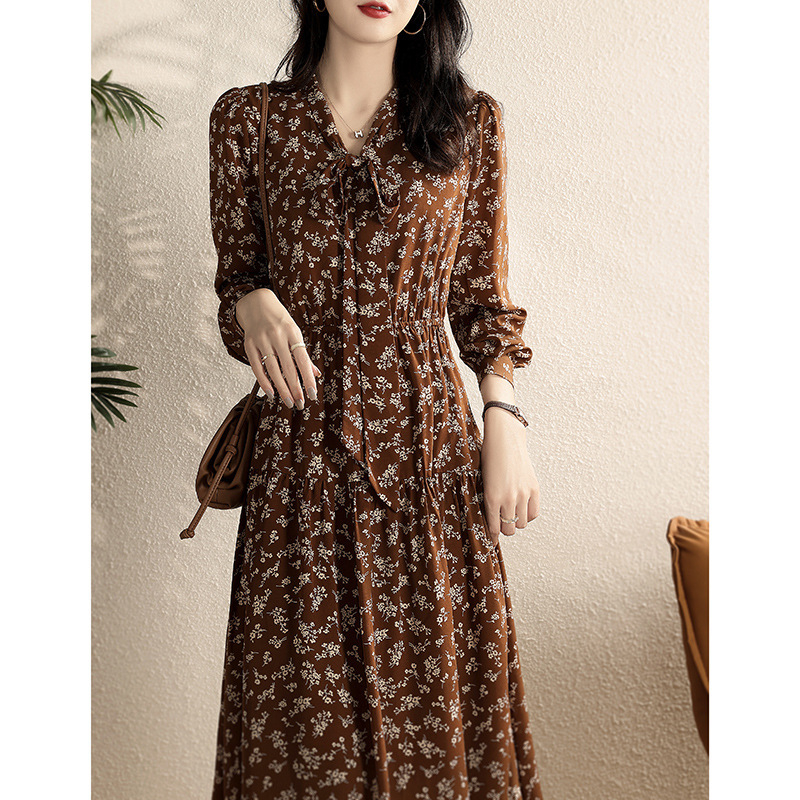 Haljina s V-izrezom, visokim strukom, midi duljinom, A-linijska silueta, poliester tkanina