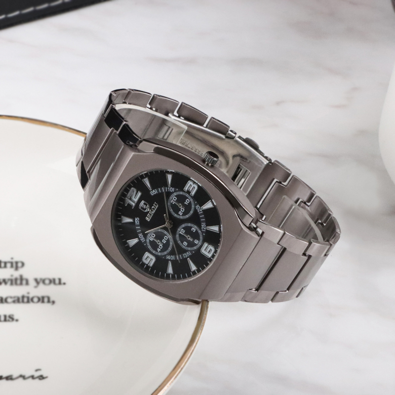 Kvarcni analogni sat, promjera 42 mm, kućište od legure, kaiš od legure, pokret modela 68
