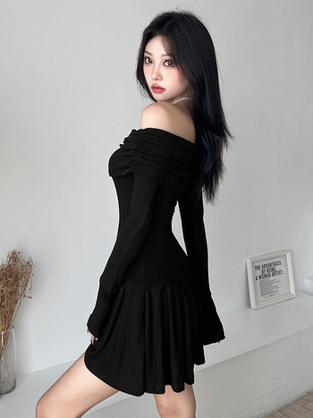 Haljina bez ramena, dugi rukavi, visok struk, plisirana kratka suknja; elastični poliester materijal; jesen 2024